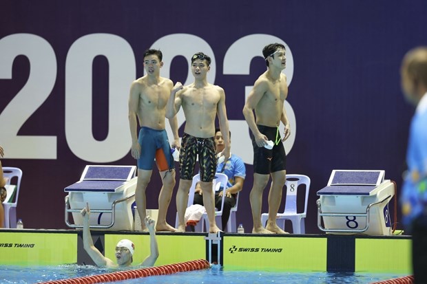 Niềm vui của các vận động viên đội bơi tiếp sức 4x200m tự do nam khi giành chiến thắng. (Ảnh: Minh Quyết/TTXVN)