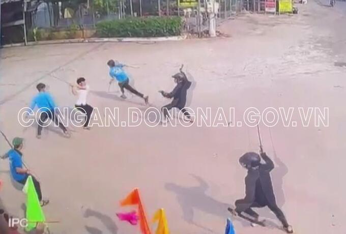 Ảnh cắt từ clip, nhóm đối tượng Nguyễn Quốc Trưởng (áo đen) cầm hung khí đuổi chém nhóm của Nguyễn Hoàng Linh
