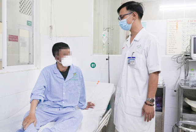 Thiếu tá, BS.CKI Dương Xuân Minh thăm khám và kiểm tra sức khỏe cho bệnh nhân trước khi xuất viện.
