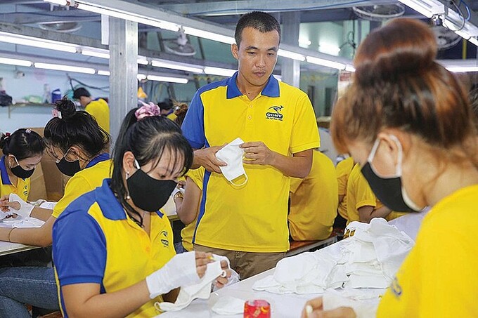 Trong lúc khó khăn, anh một mình khoác ba lô đi tìm đơn hàng