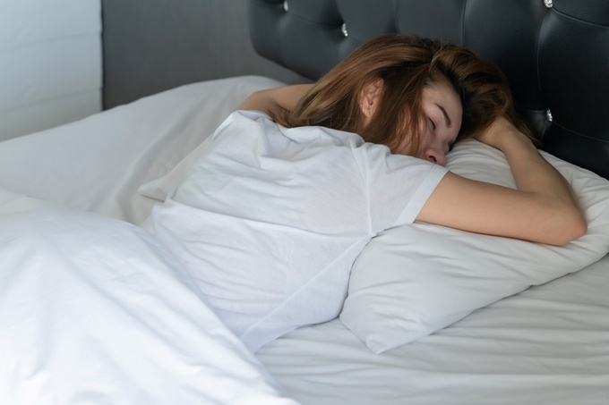 Ngoài lợi ích giảm ngáy, nằm sấp khi ngủ tiềm ẩn nhiều nguy hại cho cột sống. Ảnh: Shutterstock.