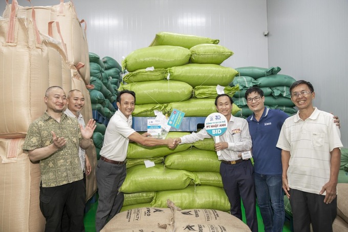 Công ty sản xuất cà phê PT Nhật Anh ở thành phố Hồ Chí Minh đã chi 700 triệu đồng để mua 2 tấn cà phê nhân Robusta đạt giải Vietnam Amazing Cup 2023. Ảnh: Bảo Lâm