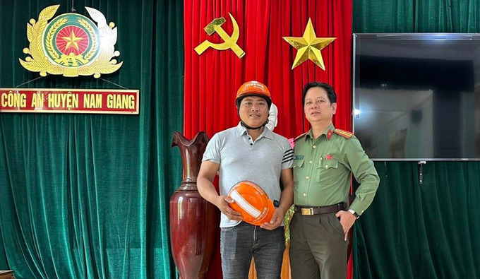 Đội Xây dựng Phong trào Bảo vệ An ninh Tổ quốc - Công an huyện Nam Giang tặng quà cho anh Hội