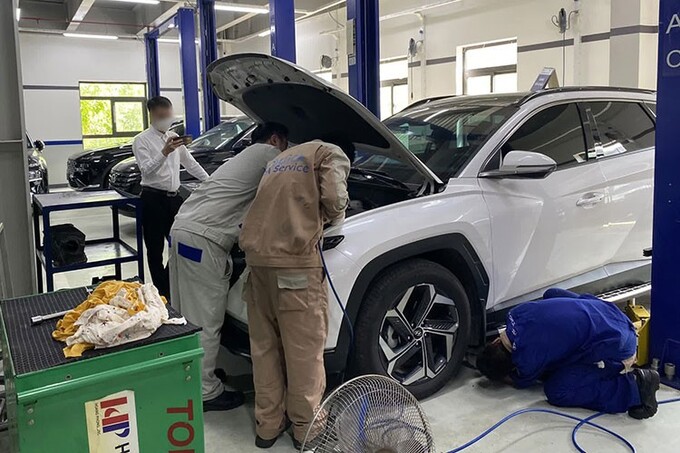 Nhân viên kỹ thuật tại đại lý chính hãng ở Lào Cai đã kiểm tra và kết luận dây cam động cơ Hyundai Tucson bị hỏng, gây ra hiện tượng bó máy, yêu cầu phải bổ máy để sửa chữa.