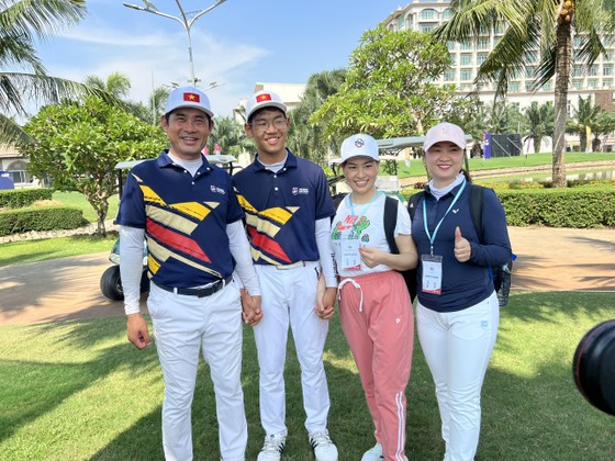 Golf thủ Khánh Hưng (thứ 2 trừ trái sang) chia vui cùng ban huấn luyện sau tấm HCV lịch sử. Ảnh: DŨNG PHƯƠNG