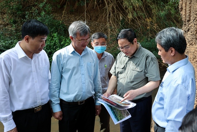 Thủ tướng trao đổi với lãnh đạo tỉnh Đồng Nai, Bình Phước tại khu vực suối Mã Đà khi khảo sát quy hoạch, hướng tuyến. Ảnh: VGP.