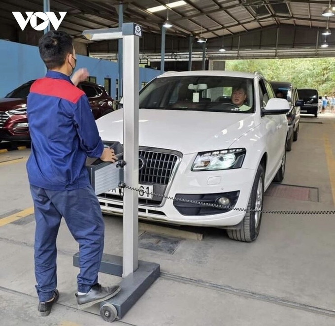 Nhân viên đăng kiểm thực hiện quy trình kiểm định xe cơ giới tại trung tâm đăng kiểm ở Hà Nội.