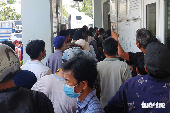 Hàng trăm người chen lấn bốc số hẹn tại một trung tâm đăng kiểm ở TP Biên Hòa, Đồng Nai - Ảnh: A LỘC