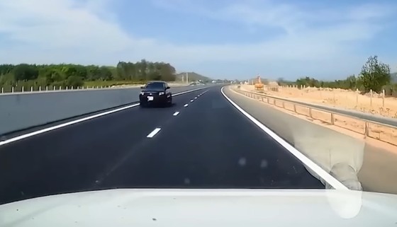 Một chiếc xe ô tô đi ngược chiều trên cao tốc Phan Thiết - Dầu Giây đoạn qua tỉnh Bình Thuận