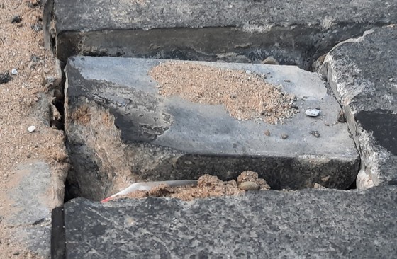 Một số vị trí mặt đường phố đi bộ Hai Bà Trưng xảy ra tình trạng đá lát mặt bị bong rộp khỏi nền đường