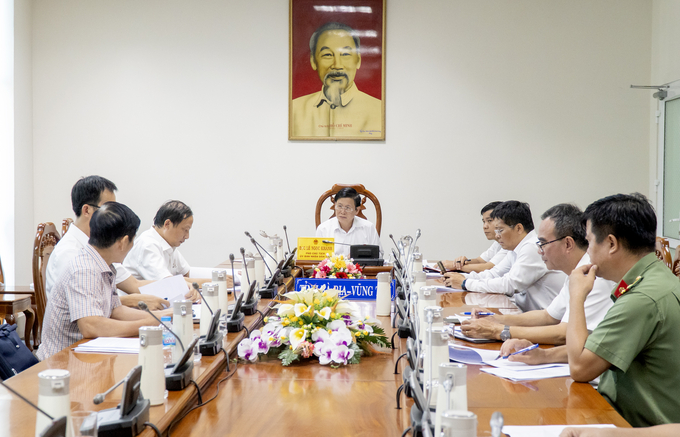 Ông Lê Ngọc Khánh, Phó Chủ tịch UBND tỉnh chủ trì cuộc họp.