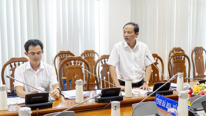 Đại diện chủ đầu tư báo cáo tiến độ dự án cao tốc Biên Hòa - Vũng Tàu giai đoạn 1, đoạn đi qua tỉnh Bà Rịa - Vũng Tàu tại cuộc họp.