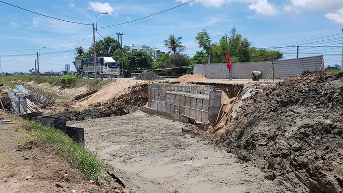 Đến trưa 12-5, mố cầu nơi xảy ra tai nạn lao động làm chết một nữ công nhân đã được đổ bê tông xong - Ảnh: DUY THANH