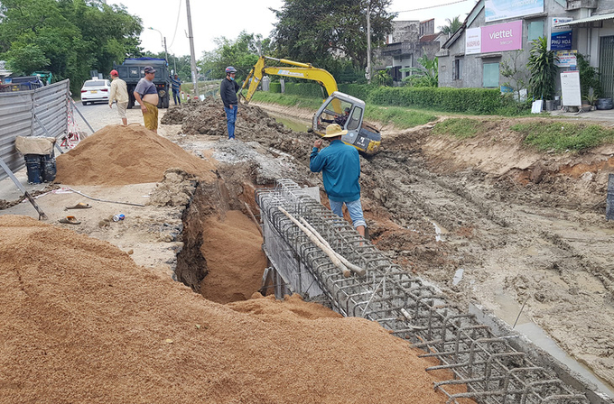 Vị trí mố cầu bên bờ hữu, sát quốc lộ 25, nơi đất lở đè chết một nữ công nhân đang xây dựng cầu - Ảnh: DUY THANH