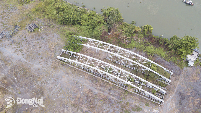 Cầu Ghềnh cũ sau khi bị sà lan tông sập năm 2016, được đưa về bãi đất ven sông Đồng Nai (P.Quyết Thắng, TP.Biên Hòa). Ảnh: Xuân Lượng