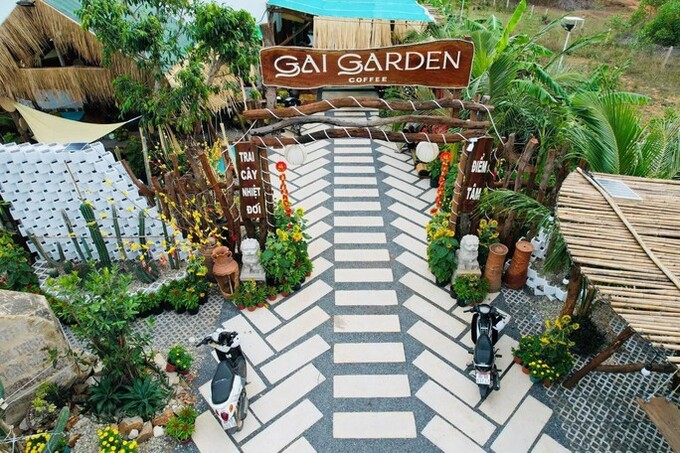 Cổng vào Gai Garden Coffee & Tea. Ảnh: PT