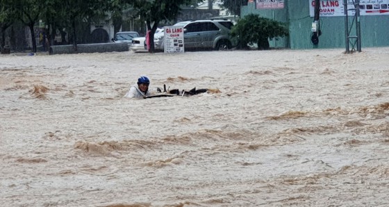 Đợt mưa lũ tháng 11-2022 cuốn trôi nhiều tài sản, phương tiện người dân ở phường Ghềnh Ráng