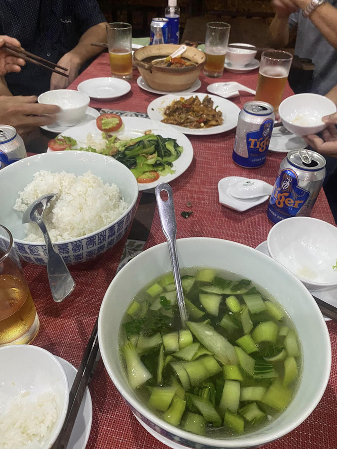 Tô canh với vài món đơn giản nhưng được cho là mỗi khách phải trả tới 200.000 đồng ở Hội An - Ảnh: F.B.