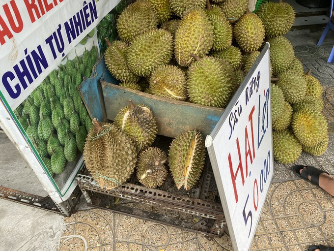 Trái sầu riêng bị bung vỏ được rao bán 50.000 đồng/kg