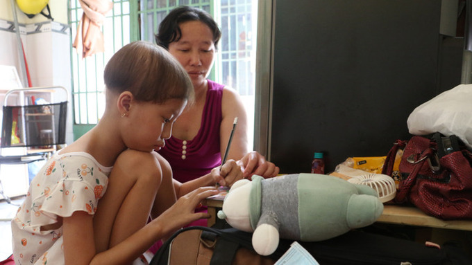 Trần Thị Hồng Duyên và mẹ ở phòng trọ tại quận Gò Vấp (TP.HCM) để chờ đợt điều trị ung thư máu tiếp theo - Ảnh: BÌNH MINH