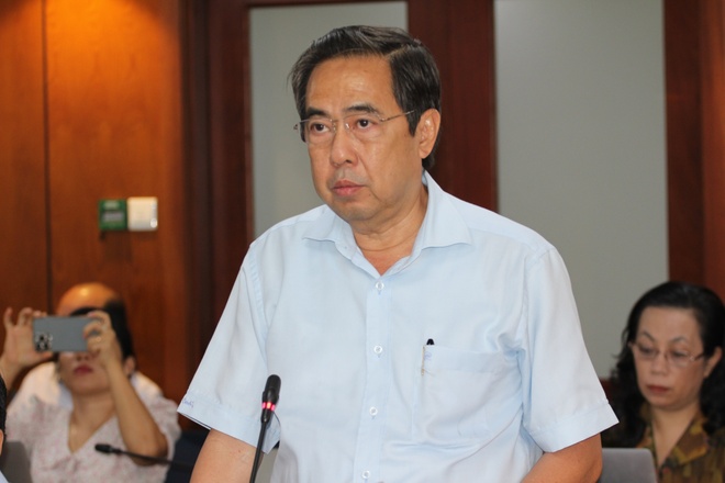 Ông Nguyễn Văn Lâm, Phó giám đốc Sở LĐTBXH TP.HCM phát biểu tại buổi họp báo về tình hình kinh tế - xã hội ở TP chiều 18/5. Ảnh: T.N.