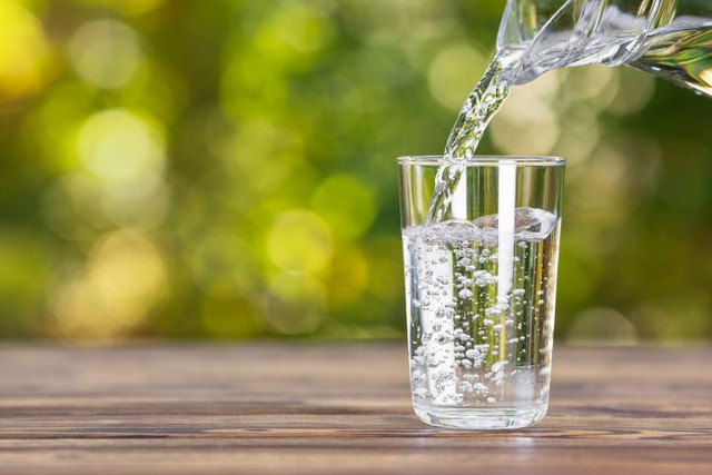Vào mùa hè, bạn cần uống nước nhiều hơn bình thường do nước bay hơi và cơ thể đổ mồ hôi do thời tiết nắng nóng, nhiệt độ cao. Uống nước là cách để làm mát cơ thể, tránh bị tăng thân nhiệt trong mùa hè.
