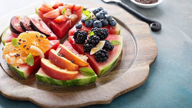 Vào mùa hè, hoa quả là nguồn bổ sung nước và vitamin, chất chống oxy hóa giải nhiệt cơ thể và giúp bạn khỏe mạnh hơn.