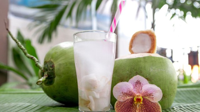 Nước dừa là thức uống ngon, bổ dưỡng, có công dụng giải nhiệt trong ngày hè oi bức.