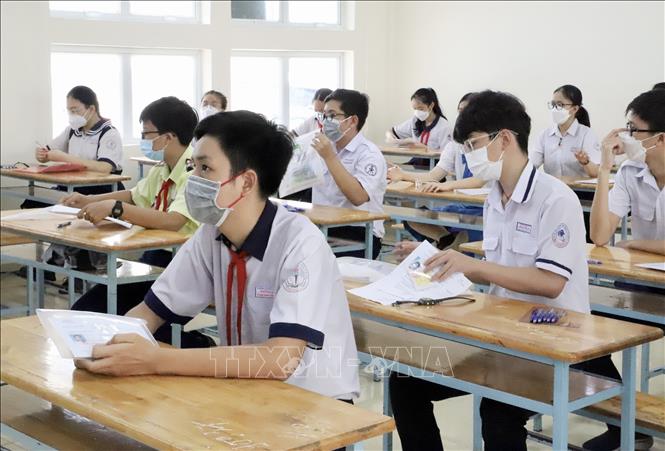 Các thí sinh tại điểm thi trường Trung học phổ thông Bùi Thị Xuân (Quận 1). Ảnh tư liệu: Hồng Giang/TTXVN