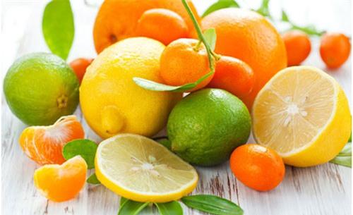 Vào mùa hè, bạn nên uống nước chanh, nước cam, ăn bưởi để giải nhiệt và cung cấp vitamin C cho cơ thể.
