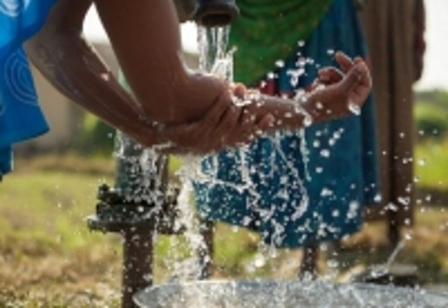 Đối với những hộ dân thiếu nước phải dùng nước giếng khoan, ao hồ, việc xử lý, khử trùng nước an toàn là điều rất quan trọng. Một số biện pháp đơn giản như dùng phèn chua, Cloramin B để khử trùng nước, đun sôi nước uống, hoặc dùng thiết bị lọc nước.