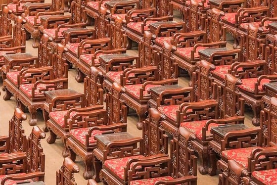Hàng ghế gỗ Đồng Kỵ trong không gian nhà hát quan họ ở Bắc Ninh. Ảnh: VOV