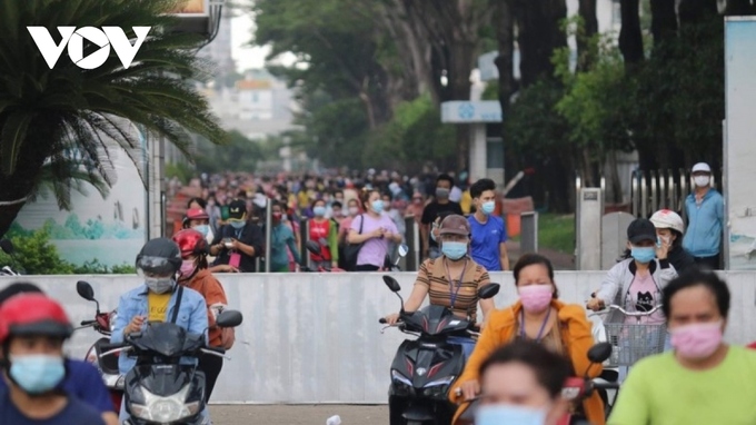 Công nhân Công ty TNHH Pou Yuen Việt Nam tan ca (Ảnh: Tỷ Huỳnh)