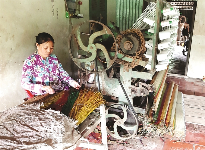 Chị Danh Kim Ánh, ấp Chợ (xã Hàm Tân) sử dụng máy dệt chiếu, nâng cao năng suất lao động, tăng thu nhập