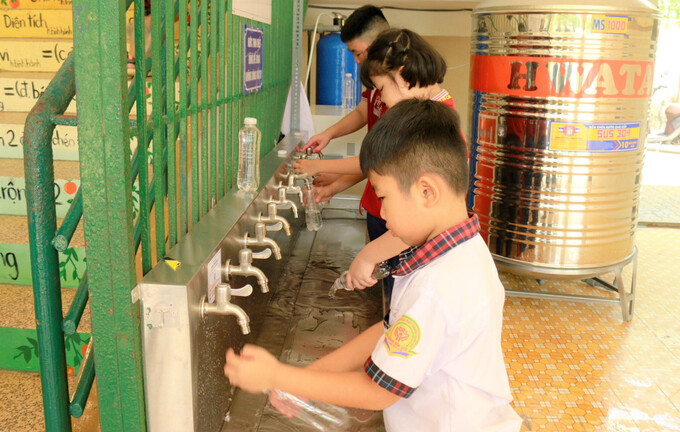 Hệ thống máy lọc nước được trao tặng tại Trường Tiểu học Dương Văn Lịch (huyện Nhà Bè, TPHCM).