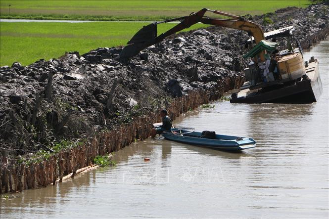 Nạo vét kênh mương nội đồng để chủ động ngăn mặn, trữ ngọt tại huyện Vị Thủy, tỉnh Hậu Giang. Ảnh: Duy Khương/TTXVN