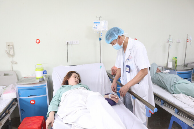 Cô gái được chăm sóc tại Bệnh viện E sau khi xử lý lấy dị vật