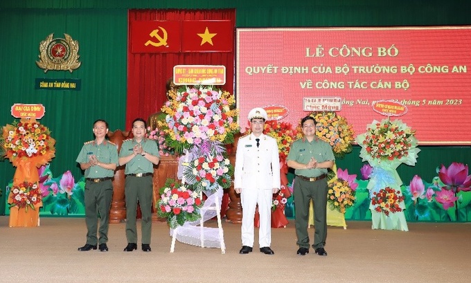 Thượng tá Nguyễn Mạnh Toàn (áo trắng) được lãnh đạo Công an tỉnh Đồng Nai tặng hoa chúc mừng. Ảnh: Công an cung cấp.