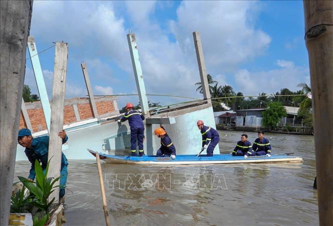 Hiện trường vụ sạt lở bờ sông Ô Môn ở xã Tân Thạnh, huyện Thới Lai, TP. Cần Thơ làm 2 căn nhà bị sụp xuống sông ngày 24/5. Ảnh: TTXVN phát