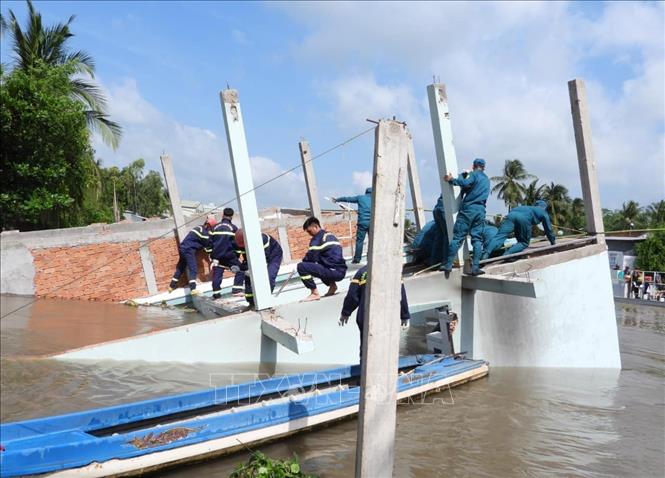 Vụ sạt lở làm 2 căn nhà nằm ven sông Ô Môn ở xã Tân Thạnh, huyện Thới Lai bị nhấn chìm xuống sông. Ảnh: TTXVN phát
