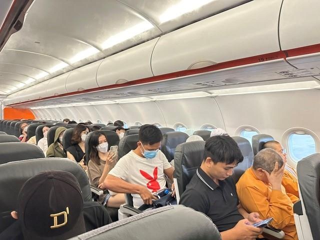 Chiều 16/5, hành khách trên chuyến bay của Pacific Airlines từ sân bay Tuy Hòa phải chờ hơn 50 phút trên máy bay do thời tiết xấu tại sân bay Tân Sơn Nhất. Ảnh: VATM.
