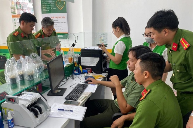 Công an kiểm tra một cơ sở của F88 ở Bà Rịa - Vũng Tàu hồi tháng 4. Ảnh: H.Đ.