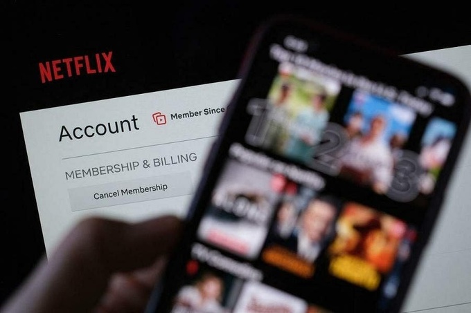 Netflix đã bắt đầu thu phí chia sẻ tài khoản với mức 7,99 USD/mỗi tháng tại Mỹ. Ảnh: AFP