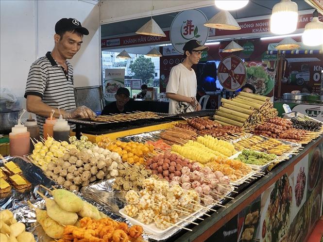 Những món ngon đường phố Việt được chế biến tại chỗ trong Ngày hội văn hóa, ẩm thực Đông Nam Á - Việt Nam lần thứ nhất, năm 2023.