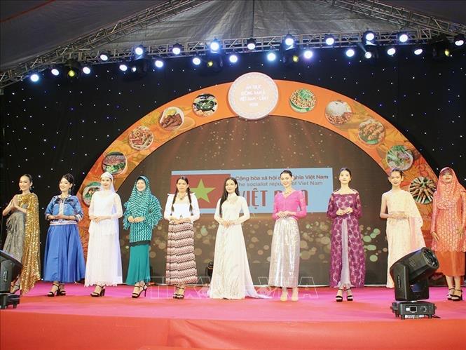 Đại diện các nước ASEAN trình diễn trang phục dân tộc tại sự kiện.