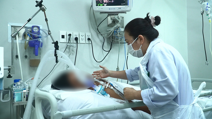 BSCKII Đỗ Thị Ngọc Khánh - Phó trưởng khoa Bệnh Nhiệt đới, Bệnh viện Chợ Rẫy đang thăm khám và thực hiện y lệnh đối với bệnh nhân ngộ độc botulinum. Ảnh: BVCC
