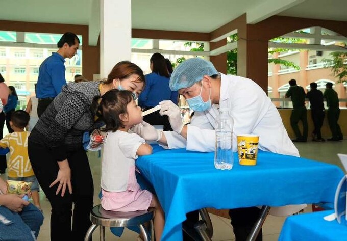 Trẻ em trên địa bàn huyện Bình Chánh được khám bệnh miễn phí.