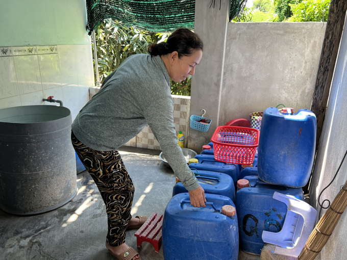 Những can nhựa chứa nước được xếp ngay ngắn trong góc bếp nhà bà Làm.