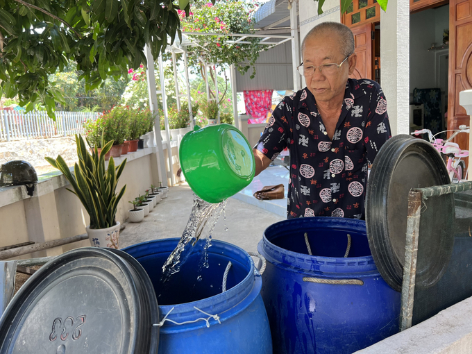 Dù đã cố gắng tiết kiệm, nhưng mỗi tháng gia đình 9 người của ông Kiên cũng tốn khoảng 3 triệu đồng để mua nước.