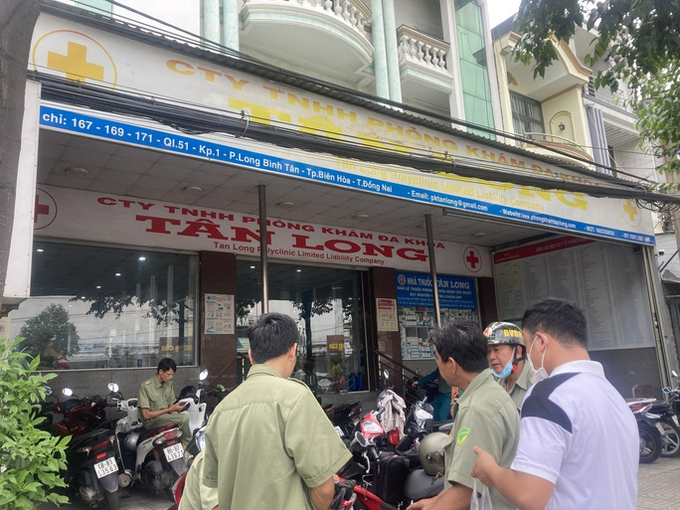 Đến trưa 30-5, Công an vẫn đang khám xét, niêm phong nhiều tài liệu tại nhiều phòng khám trên địa bàn TP Biên Hoà.